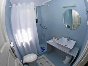 Shower, free toiletries, hair dryer, towels - Theano Guesthouse (Hydra)