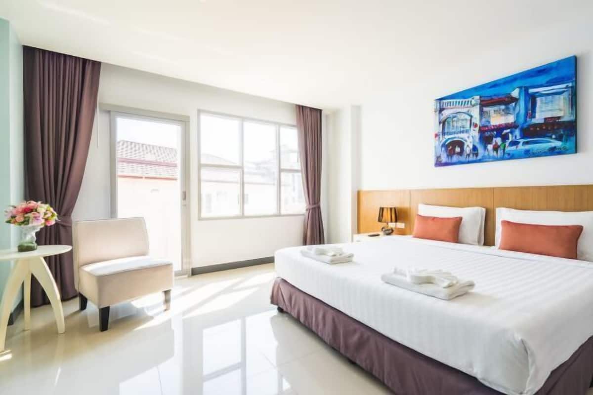Blackout drapes, WiFi (free), bed sheets