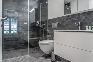 Apartamento | Baño | Ducha, artículos de higiene personal gratuitos y secador de pelo