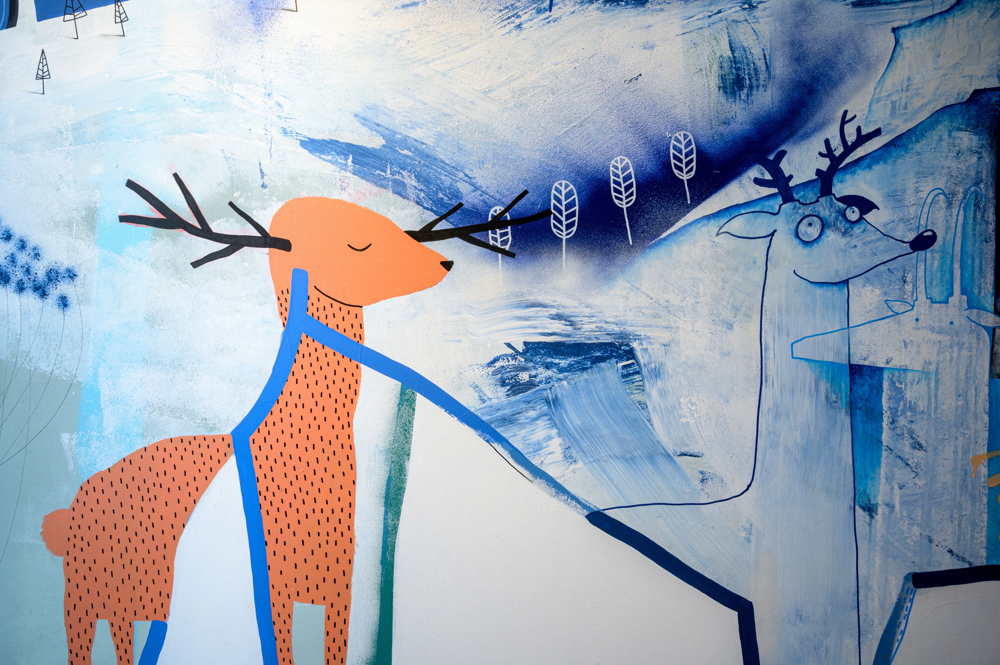 Un mural con figuras abstractas y diseños.