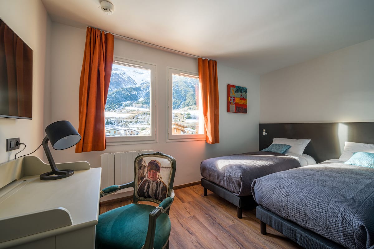 Twin Room | 2 bedrooms, desk, free cribs/infant beds, free WiFi