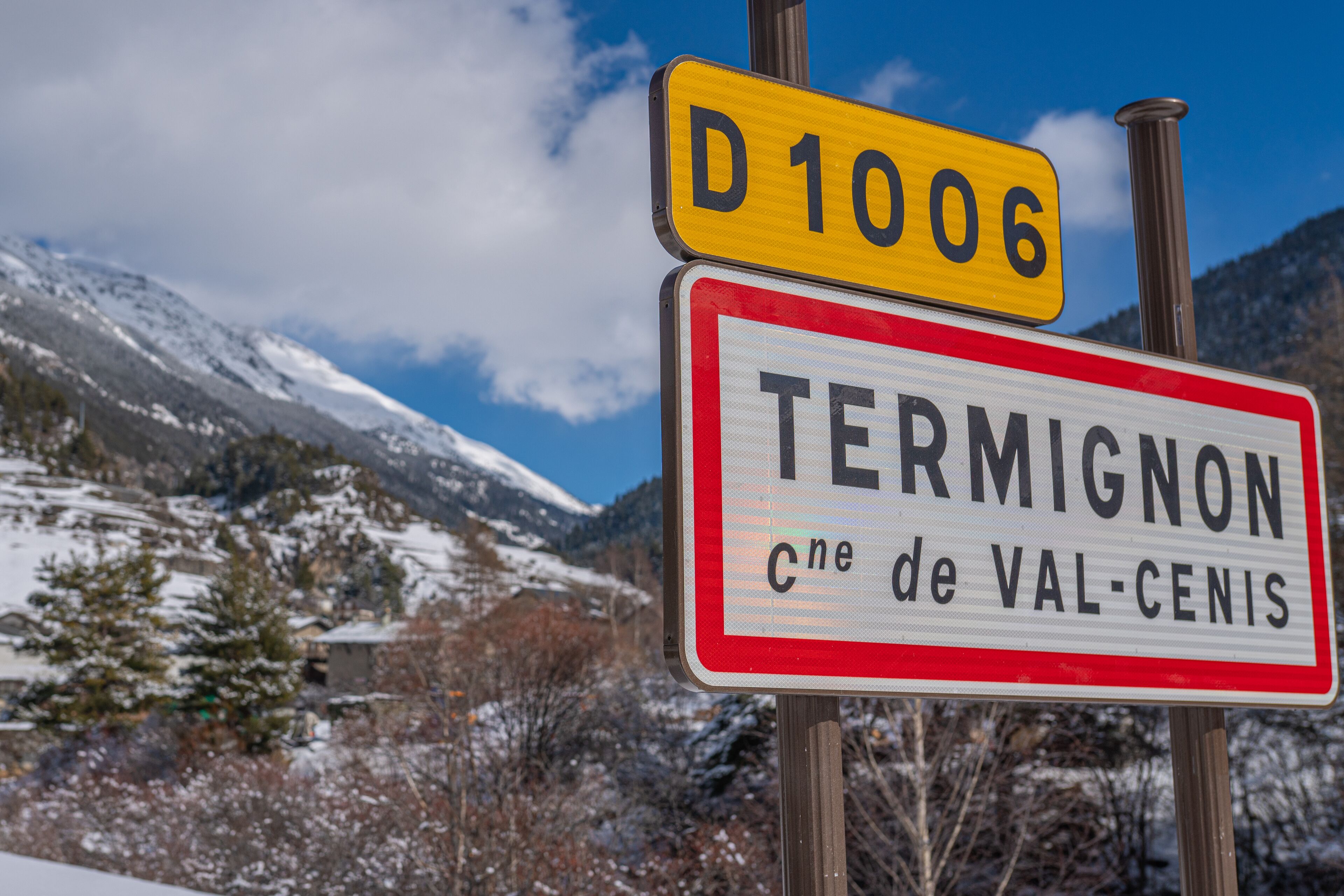 Un panneau de signalisation routière portant les indications « D1006 » et « TERMIGNON », indiquant un lieu.