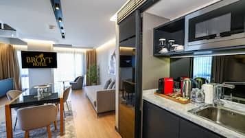 Penthouse superior | Cocineta privada | Frigobar, microondas, cafetera de espresso y cafetera y tetera