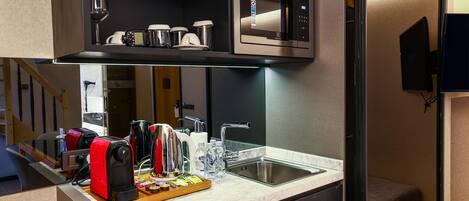 Frigorífico pequeño, microondas y máquina de café espresso