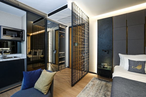 Suite Room | Frette Italian sheets, premium bedding, down comforters, minibar