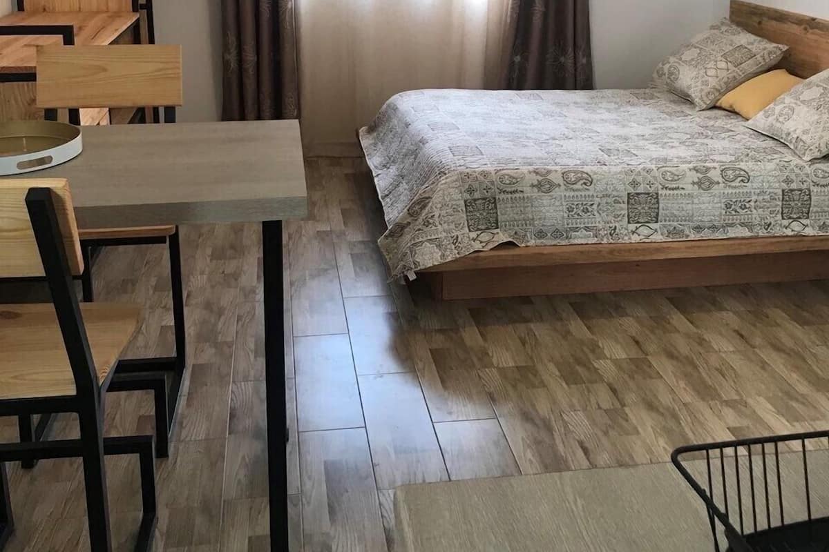 Een kamer met een bed, een bureau en stoelen.