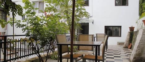 Breakfast, lunch, dinner served; local and international cuisine