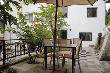 Breakfast, lunch, dinner served; local and international cuisine