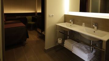 Een kluis op de kamer, een bureau, een laptopwerkplek, gratis wifi