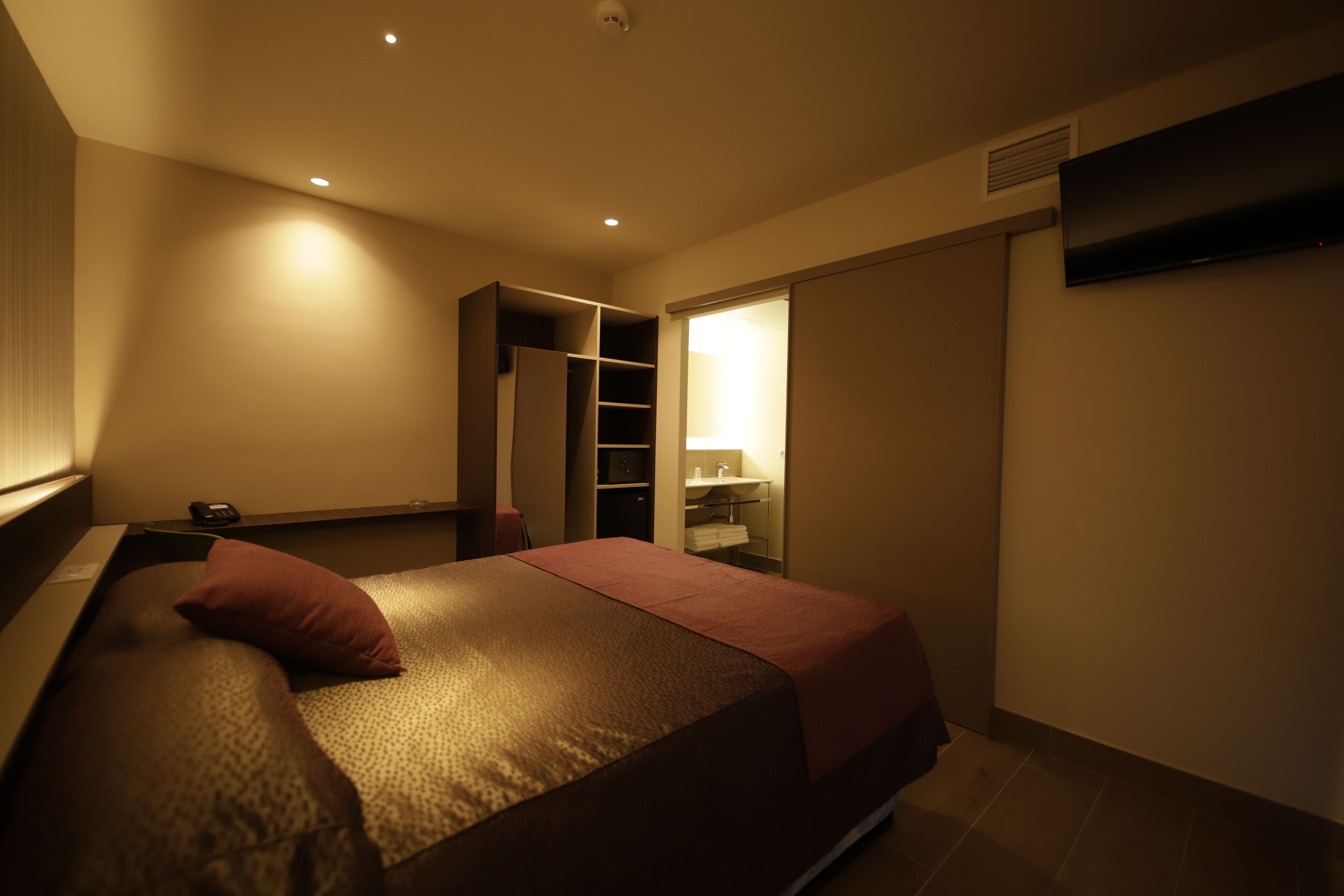 in-room safe, desk, laptop workspace, free wifi