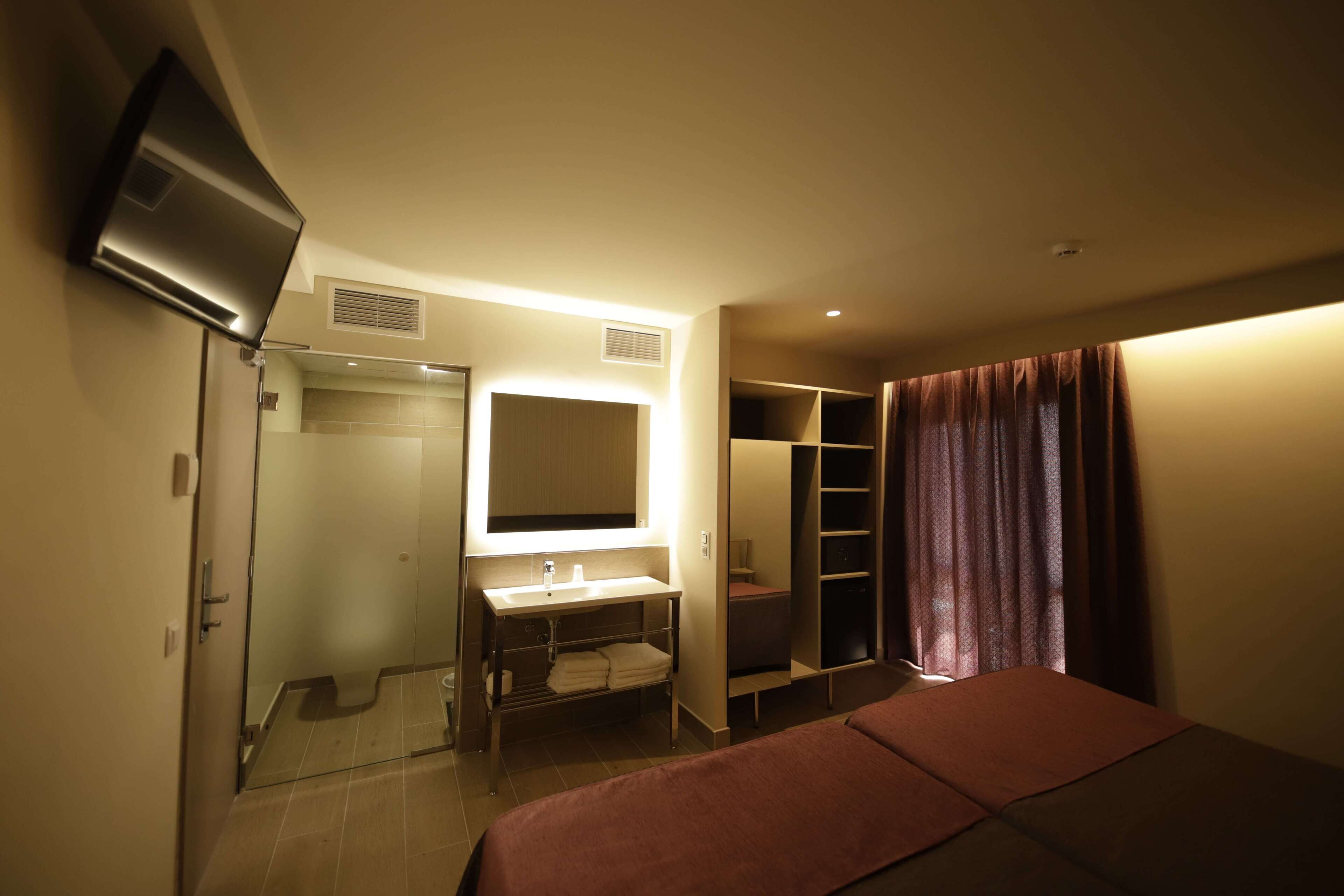 in-room safe, desk, laptop workspace, free wifi