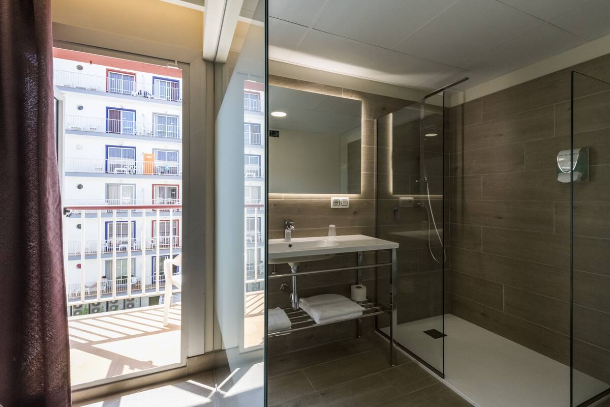 standard room (blau, 2 adults and 2 children) | bathroom | shower, eco-friendly toiletries, hair dryer, towels
