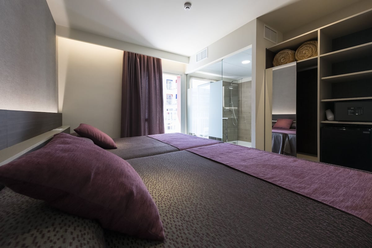 standard room (blau, 2 adults and 2 children) | in-room safe, desk, laptop workspace, free wifi