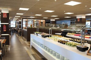 Buffet déjeuner servi tous les jours en supplément