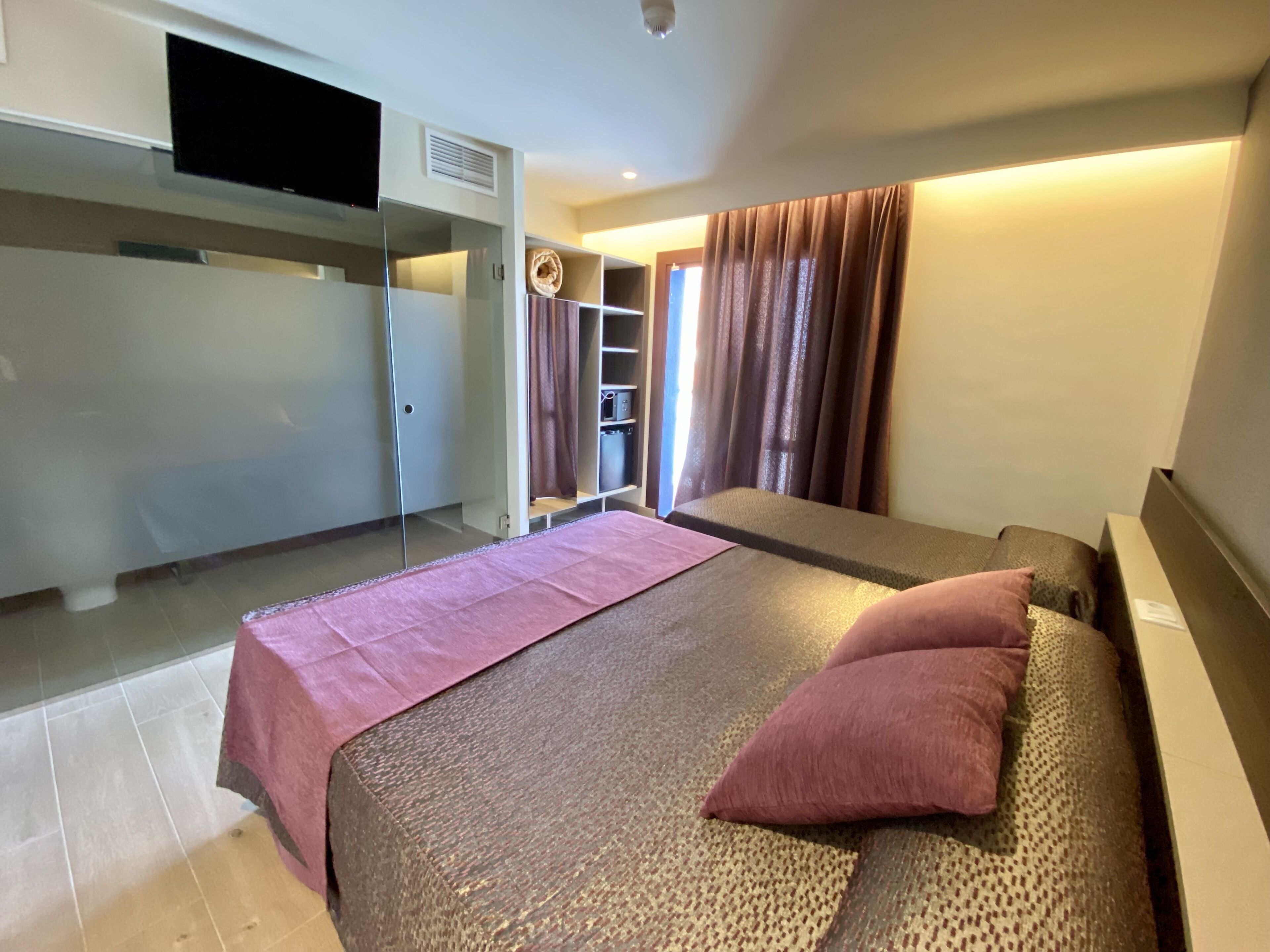 in-room safe, desk, laptop workspace, free wifi