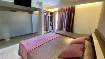 Caja de seguridad en la habitación y escritorio