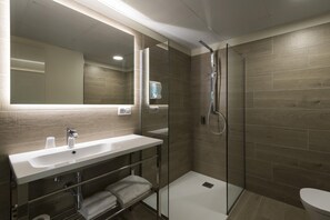 Shower, eco-friendly toiletries, hair dryer, towels - Papi Blau (Malgrat de Mar)