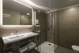 Ducha, artículos de higiene personal ecológicos y secador de pelo