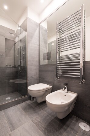 Comfort Room (Pompei) | Bilik Mandi | Pancuran mandi, bidet, tuala disediakan 