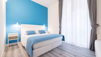Superior Room (Capri) | Peralatan tempat tidur premium, gebar bulu kapas, bar mini