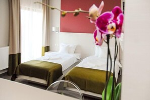 Tallelokero huoneessa, pimennysverhot, ilmainen Wi-Fi, vuodevaatteet