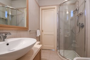 Villa, 3 soverom, tilgjengelighetstilpasset, privat basseng | Bad | Dusj, bidé, håndklær og såpe