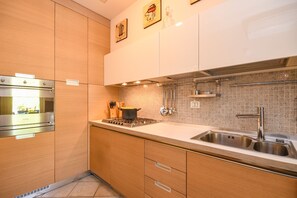 Villa, 3 camere da letto, accessibile ai disabili, piscina privata | Cucina privata | Microonde, forno, lavastoviglie, macchina per caffè espresso