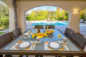Vila, 3 quartos, acessível, piscina particular | Opções para refeição no quarto