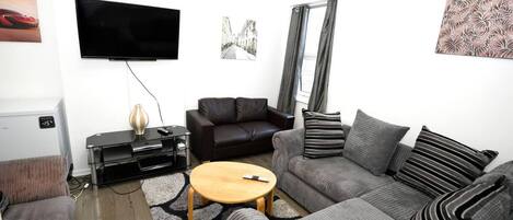 Casa | Área de sala de estar | Televisión de 30 pulgadas con canales por cable