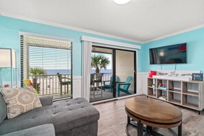 TV connectée, livres, médiathèque, vidéothèque