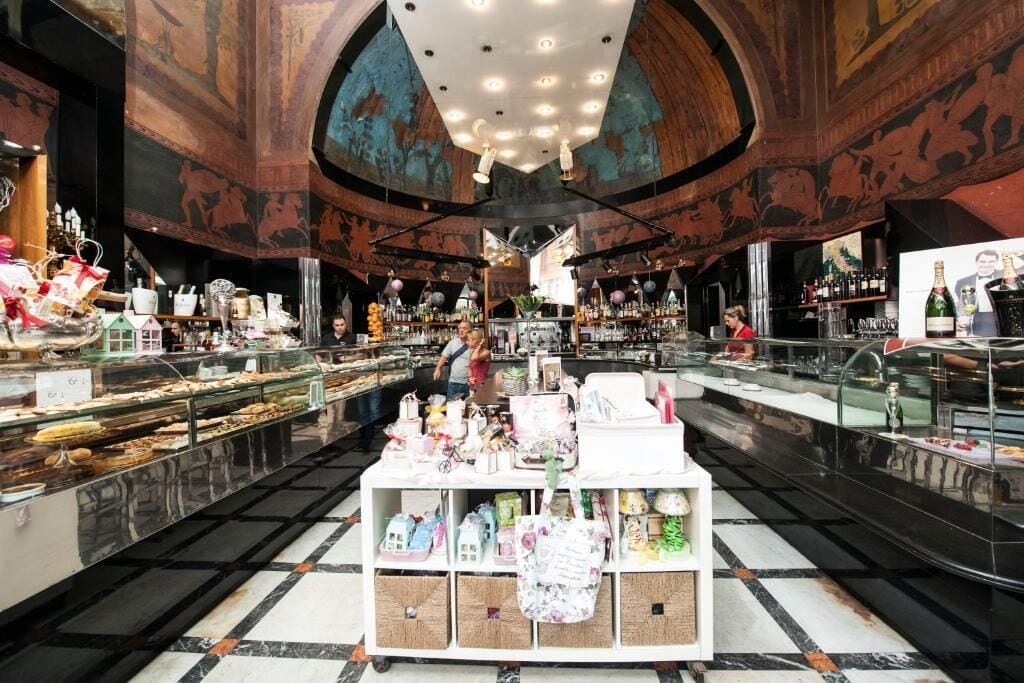 Frokost, lunsj og middag serveres, italienske retter, uteservering 