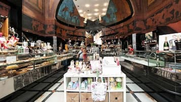 Ontbijt, serveert lunch, diner, Italiaanse gerechten, openlucht dineren