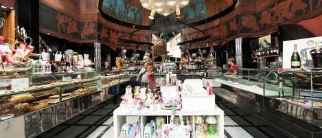 Petit déjeuner et déjeuner servis sur place, restauration en plein air