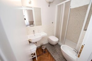 Hair dryer, slippers, towels - Florian Rooms  (Rome)