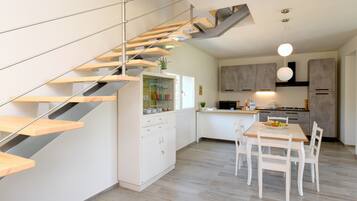 Chalet, 2 Bedrooms, Smoking, Pool Access | Makan dalam bilik