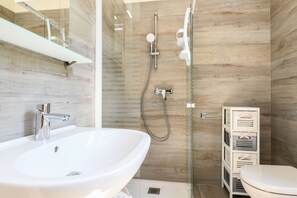 Chalet, 2 Schlafzimmer, Raucher, Poolzugang | Badezimmer | Dusche, Bidet, Seife, Shampoo
