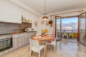 Mikrowelle, Ofen, Geschirrspüler, Espressomaschine