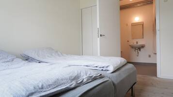 Family Apartment (4) | Bathroom | Shower, towels, toilet paper