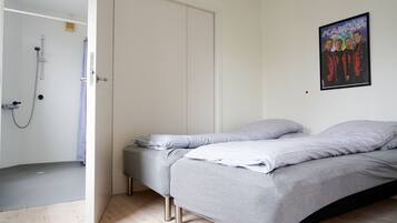 Family Apartment (6) | 1 bedroom, individually decorated, individually furnished, desk