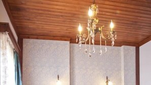 أغطية فراش متميزة ومكتب ومساحة عمل للكمبيوتر المحمول