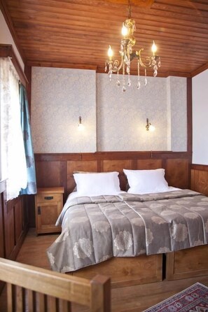 Premium bedding, desk, laptop workspace, free cribs/infant beds - Azur Suites Heirloom Cihangir (Istanbul)