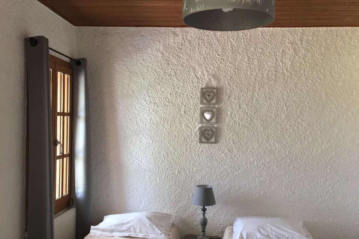 Economy kamer, 1 twee- of 2 eenpersoonsbedden | Individueel gedecoreerd, individueel gemeubileerd, gratis babybedden
