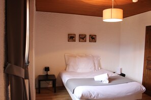 Standaard kamer, 1 twee- of 2 eenpersoonsbedden | Individueel gedecoreerd, individueel gemeubileerd, gratis babybedden