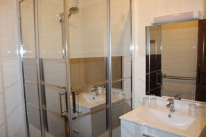 Economy kamer, 1 twee- of 2 eenpersoonsbedden | Badkamer | Een douche, gratis toiletartikelen, handdoeken
