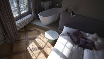 全景雙人房 | 迷你吧、房內夾萬、書桌、隔音