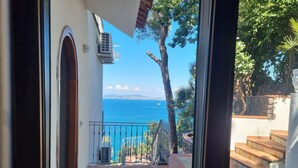 A balcony with a view of the sea, a tiled floor, and a staircase. - L'Incanto Suites Ischia (Casamicciola Terme)