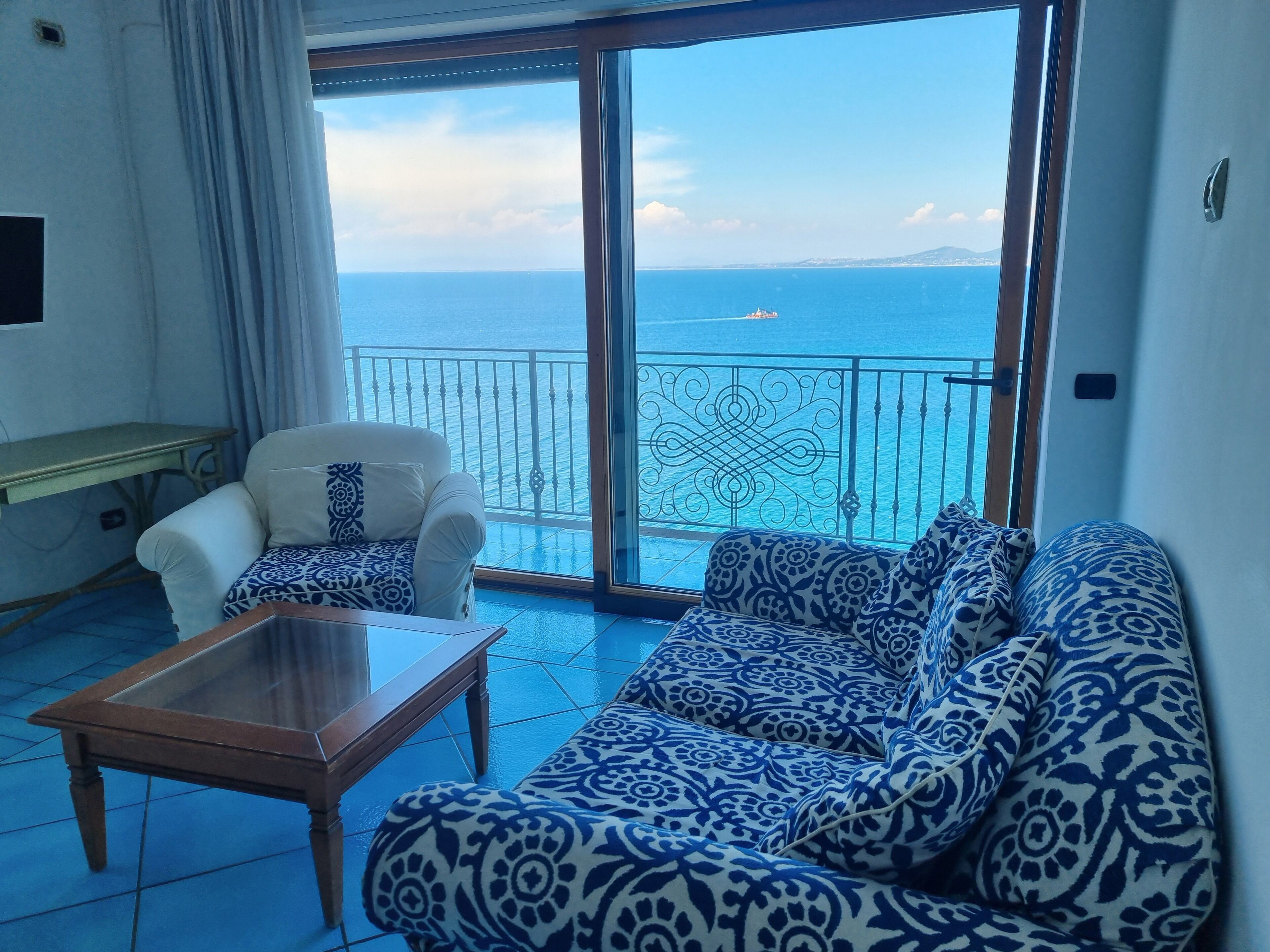 Suite sénior, terraza, vistas al mar | Zona de estar | Una televisión LED