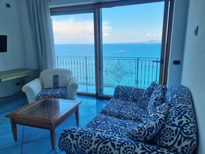 Senior-Suite, Terrasse, Meerblick | Wohnbereich