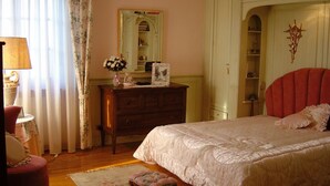 1 bedroom, desk, WiFi