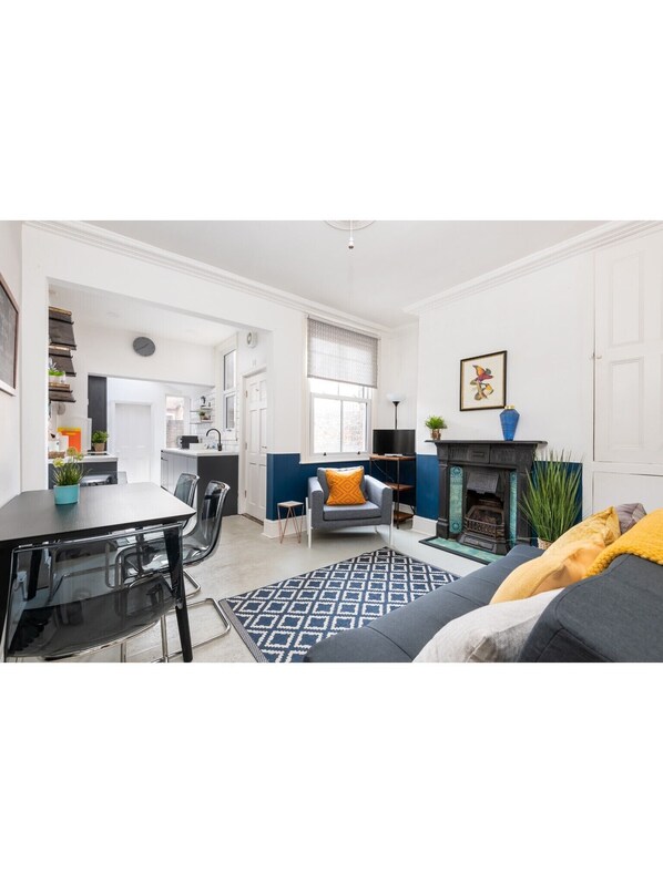 House (2 Bedrooms) | Living room